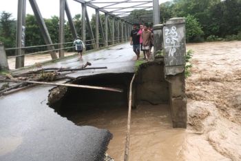 Empat jembatan di Kabupaten Kupang rusak akibat terjangan banjir bandang