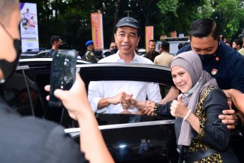 Presiden Jokowi Cicip keripik tempe kualitas ekspor dari pelaku UMKM