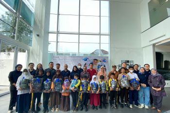 BMW AML-Dompet Dhuafa Waspada bagikan paket "school kit" untuk anak sekolah