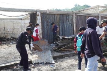 Pemkot Jayapura dan pedagang membersihkan puing kebakaran Pasar Youtefa
