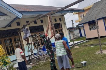 Koramil Numfor bersama warga gotong royong mendirikan tenda