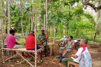 Koramil Biak Utara laksanakan komsos bersama warga Kampung Mambesak