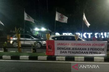 Spanduk tolak presiden tiga periode bertebaran di Surabaya