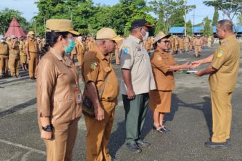 Penjabat bupati Jayapura Triwarno Purnomo serahkan DPA 2023 kepada OPD