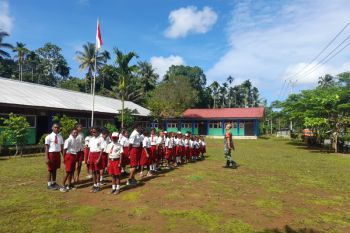 Koramil Biak Barat beri materi PBB kepada siswa sekolah dasar Yomdori