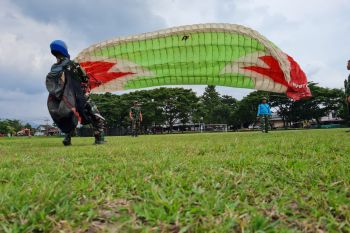 Personel TNI Lanud ZAM Lombok menggelar ground Handling Paralayang