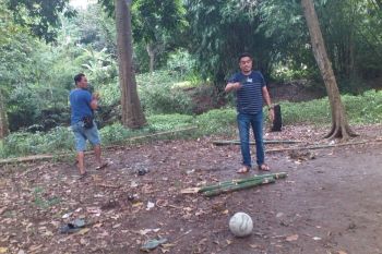 Judi "adu penalti" di Dompu digerebek: bola, gawang dan motor pejudi tertinggal
