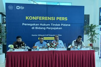 DJP Kepri serahkan tersangka tindak pidana perpajakan kepada Kejari Batam
