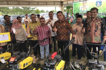 Pemprov Kepri beri bantuan alat ke kelompok tani dan nelayan