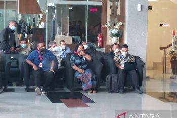 KPK memeriksa istri dan anak Lukas Enembe