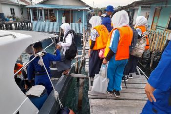 Polda Kepri antar jemput anak sekolah di pulau penyangga