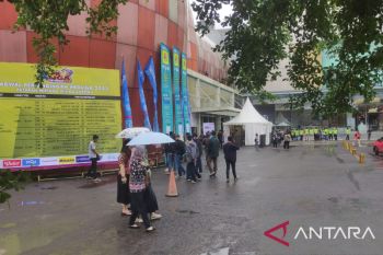 Hujan tak kendurkan minat warga saksikan laga pembuka Proliga 2023 Palembang