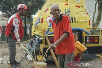 PMI Cianjur salurkan bantuan air bersih ke kecamatan-kecamatan yang mulai kekeringan
