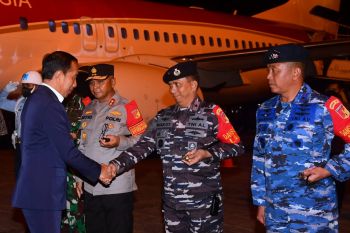 Danlantamal VIII dampingi Gubernur Sulut sambut kedatangan Presiden RI