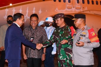 Pangdam XIII/Merdeka sambut kedatangan Presiden Joko Widodo di Bandara Sam Ratulangi Manado