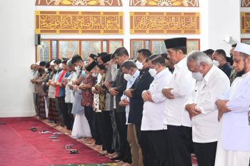 Presiden Jokowi Shalat Jumat sekaligus resmikan penataan Masjid Ahmad Yani