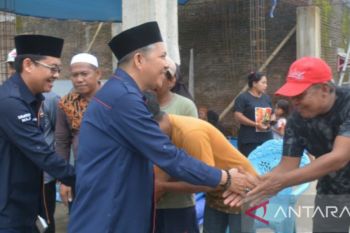 Baznas Makassar serahkan bantuan kepada korban puting beliung