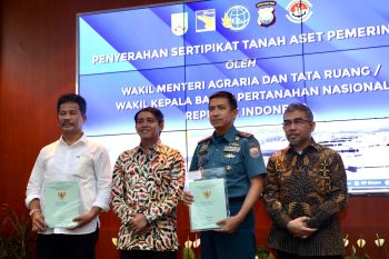 Pemkot Batam menerima 13 sertifikat barang milik daerah