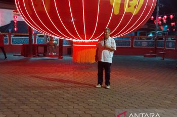 Dua lampion raksasa meriahkan Imlek di Kubu Raya Kalimantan Barat