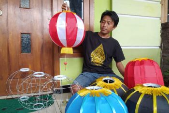 Perajin lampion di Ponorogo kewalahan terima order jelang Imlek