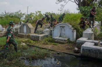 Aksi Gotong Royong Bersihkan Komplek Makam China
