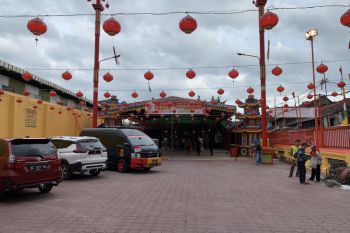 Kelenteng di Palembang pasang ratusan lampion