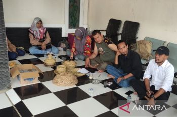 Komunitas Saung Lidi Pandeglang bina masyarakat melalui kerajinan tangan