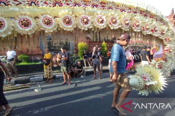 Parade penjor tradisi Ngerebong di desa Kesiman diikuti 32 seka taruna