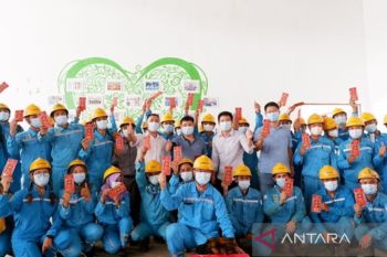 Puluhan TKA di pabrik semen Conch rayakan imlek
