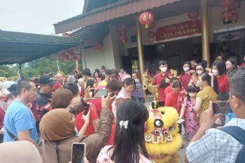 Atraksi barongsai meriahkan perayaan tahun baru Imlek di Kota Jayapura