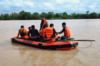 Basarnas Sulsel mencari korban tenggelam di Sungai Jeneberang