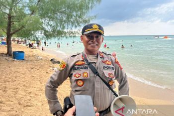 Polisi patroli di Pantai Toronipa pastikan keamanan libur Imlek 2023