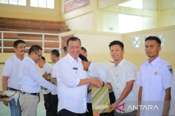 Bupati Pesisir Selatan Rusma Yul Anwar perpanjang SK 867 guru kontrak