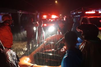 Sungai Batu Busuk di Padang meluap akibatkan banjir bandang