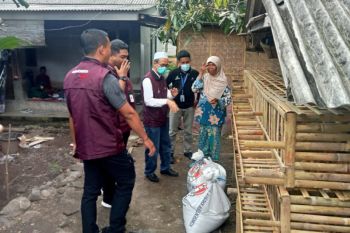 Aksi mandi lumpur di konten TikTok, ibu itu dapat bantuan usaha ternak ayam dari Kemensos