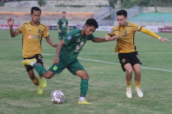 Pelatih Aji Santoso berpikir keras sebelum pertandingan lawan Bhayangkara FC
