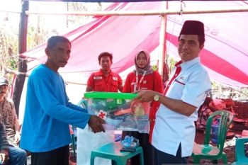 PMI Selayar serahkan bantuan logistik guna meringankan beban korban kebakaran
