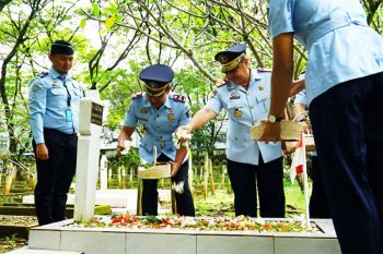 Kemenkumham Sulsel gelar upacara tabur bunga di TMP Panaikang Makassar