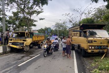 Truk tabrak truk di Balangan kernet alami patah kaki