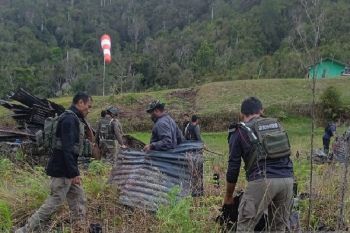 TNI-Polri dan Pemkab Pegubin kerja bakti bangun kembali Kiwirok