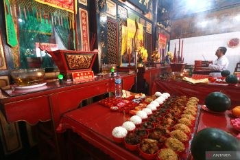 SEMBAHYANG GOAN SIAO DI KELENTENG GORONTALO