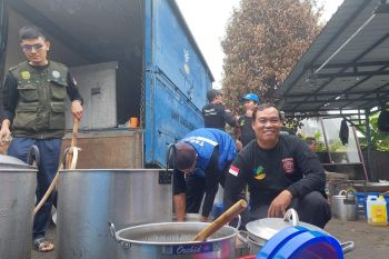 Tanjungpinang distribusikan ribuan nasi bungkus untuk korban banjir rob