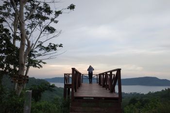 Sentuhan mahasiswa KKN Unram-Pokdarwis di obyek wisata Buwun Mas View