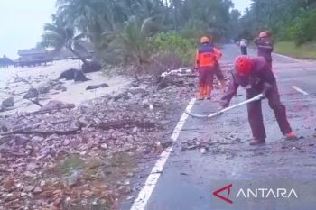 BPBD Natuna bersihkan material yang tutupi jalan akibat ombak besar