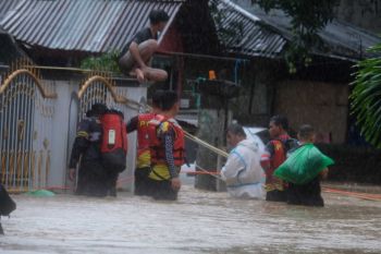 Polda Sulut-Basarnas evakuasi warga terjebak banjir di Ternate Tanjung Manado