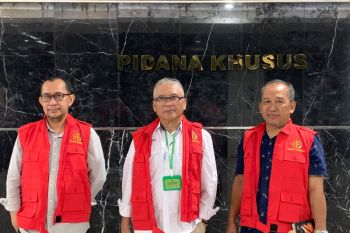 Kejaksaan Tinggi menahan tiga tersangka kasus korupsi Bank Sulteng