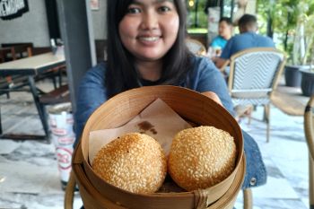 Manis gurihnya onde-onde isi telur asin yang bikin lumer