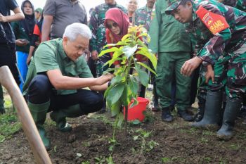 Ganjar dan warga Desa Nyemoh tanam 1.500 bibit pohon di DAS Tuntang