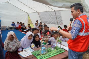 Berbagi kebahagiaan dengan anak-anak penyintas gempa Cianjur, pegawai PLN mengajar di sekolah darurat