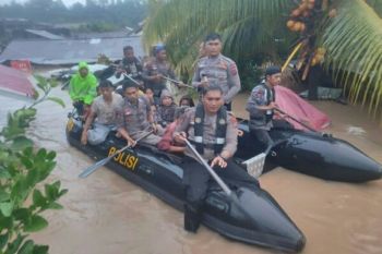 Ratusan Personel Polri bantu evakuasi korban banjir dan tanah longsor di  Manado